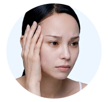 肌の乾燥が気になる女性